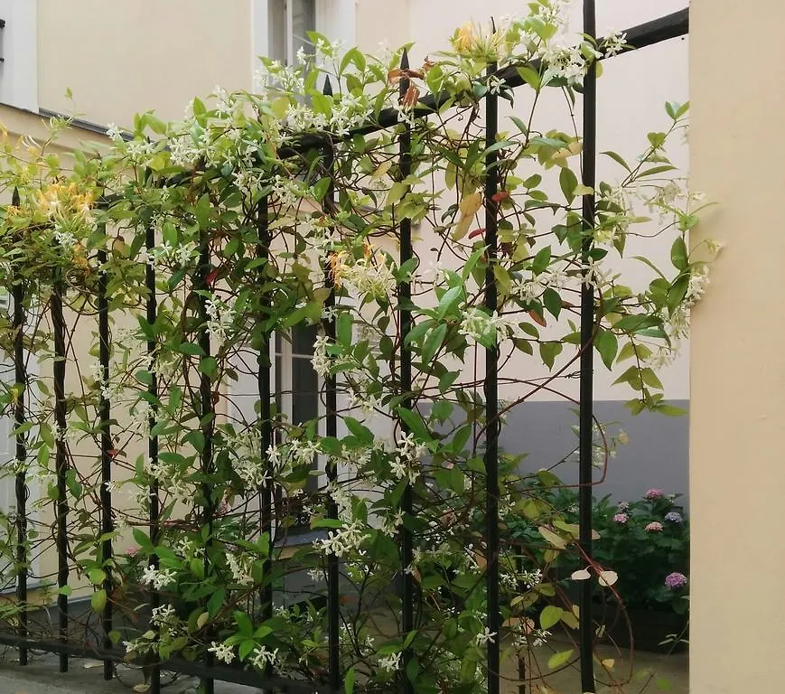La Cour Du 5ème - D'hôtes Bed & Breakfast Parigi