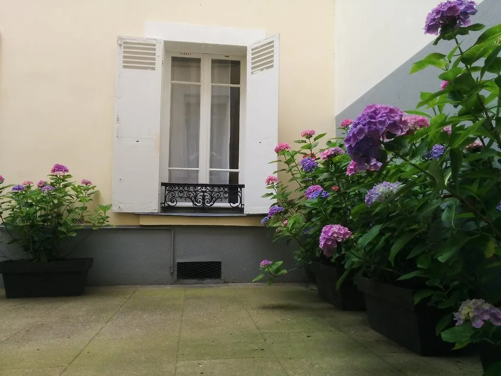 Bed & Breakfast La Cour Du 5ème - D'hôtes Parigi