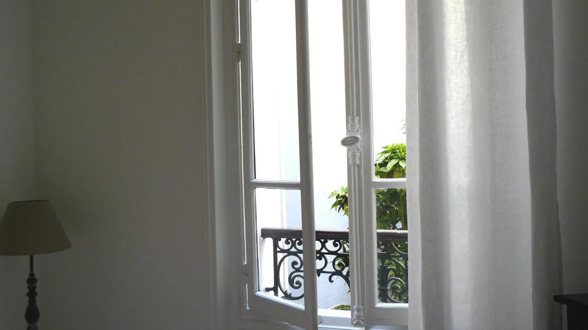 Bed & Breakfast La Cour Du 5eme - D'hotes Paris