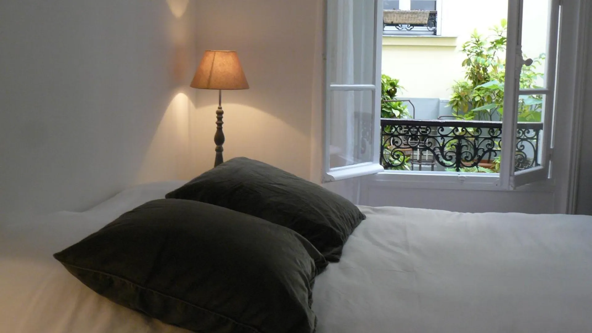 Bed & Breakfast La Cour Du 5eme - D'hotes Paris